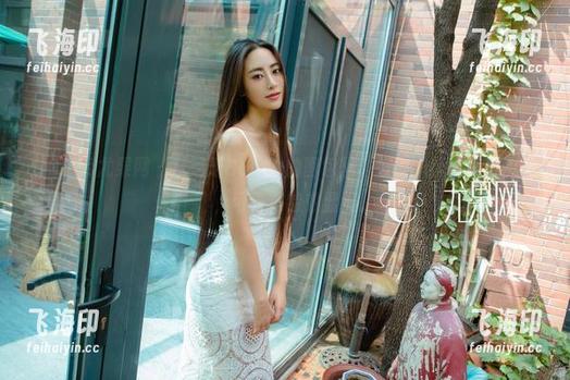 UGirls尤果网 - 从芝芝Booty的图包里，发现“珍稀美脚物种”，可当做特效显灵。