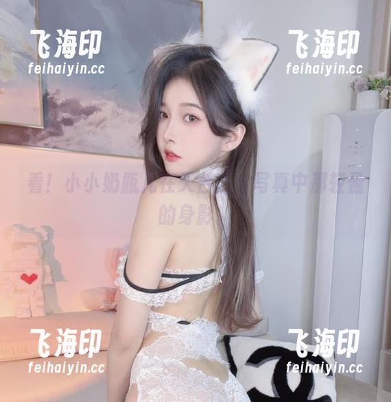 看！小小奶瓶儿在天台上，写真中那轻盈的身影。
