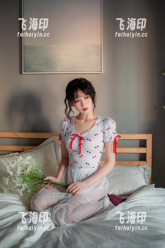 你见过白色泳衣的撩人光泽吗？念雪ww的私房合集来了！