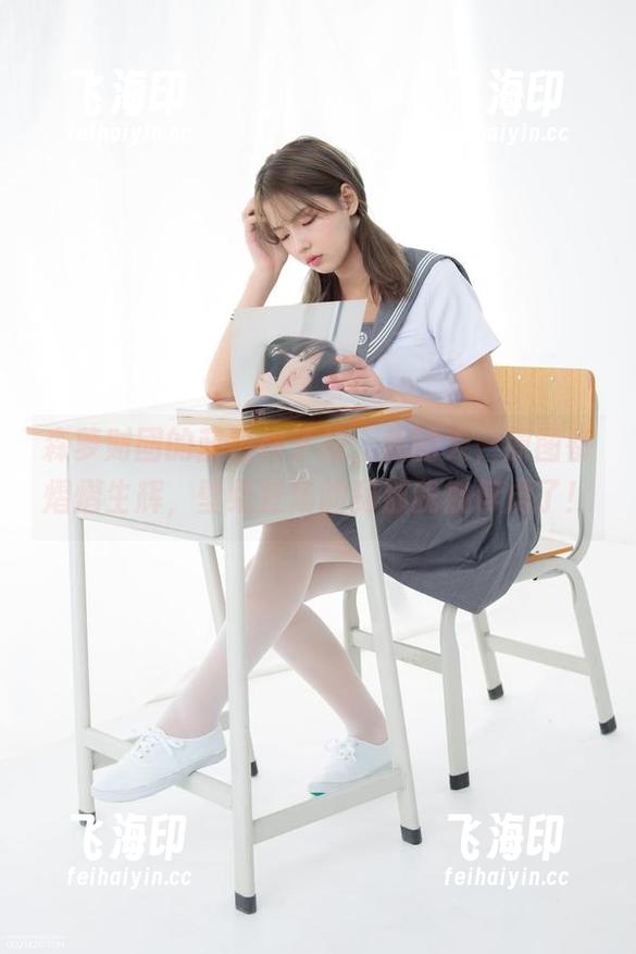 森萝财团的蓝色格子裙，我的天，原图都熠熠生辉，壁纸登场的刹那我被俘虏了！