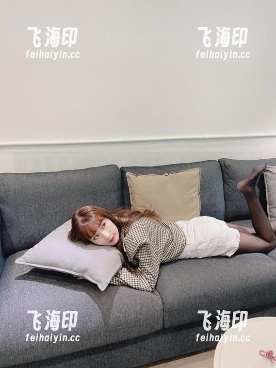 灯光下泥泥汝的OL女郎B，居然能把ordinary的cos变得这么震撼，也是算有一套。