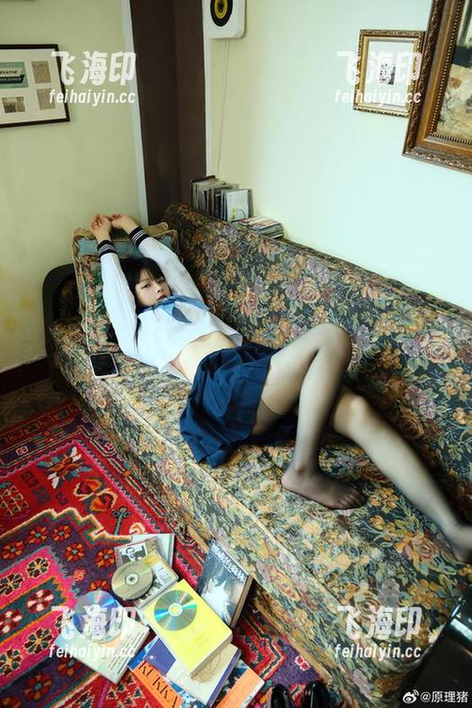一览白莉爱吃巧克力的吊带奇遇，随性而又直白