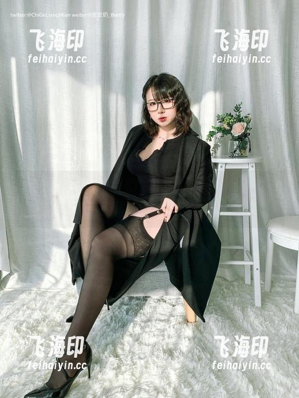 这全套OL，皮皮奶可可爱了啦居然把职场的气息弄得如此吸引人？