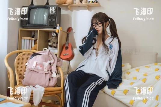 她又来了，神沢永莉的丝袜图包更新，好像走在了心弦上！