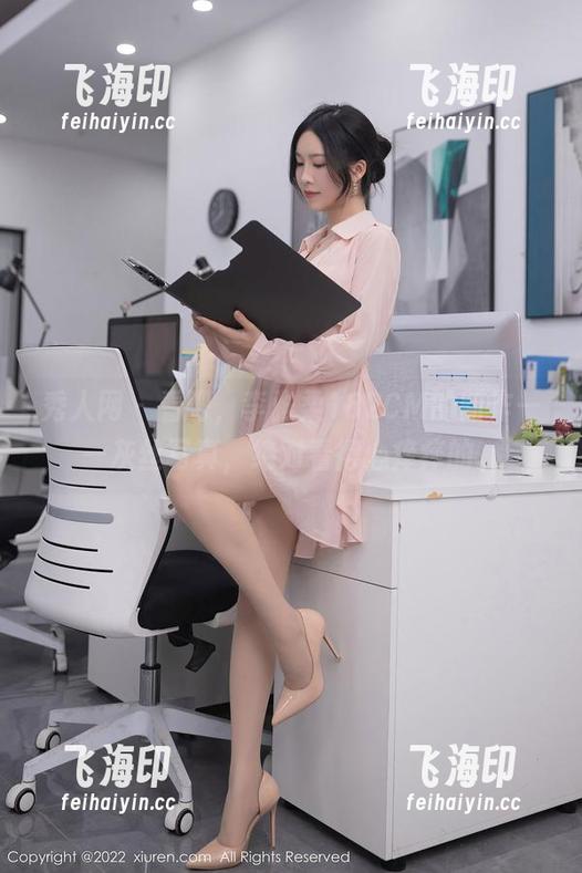 秀人网 - 看吧，李雅柔182CM的新作——灰丝写真，绝对看得心痒痒的。