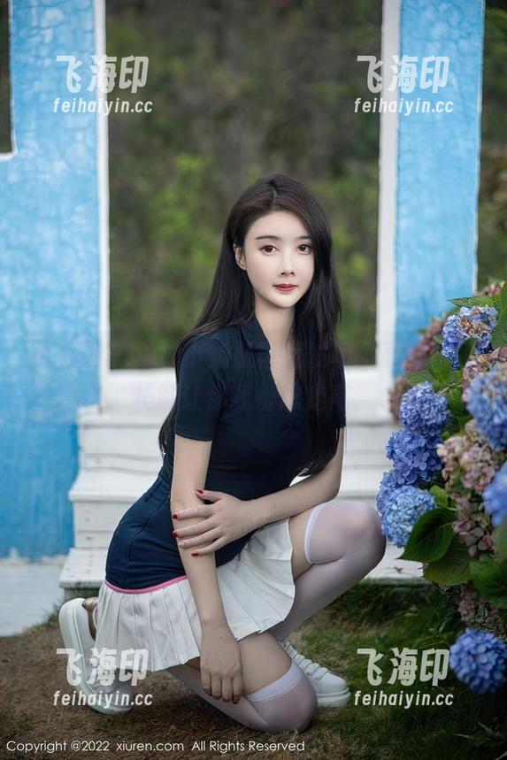 秀人网 - 柚柚小奶瓶再度发功，最新作品长腿让你我都想变高。