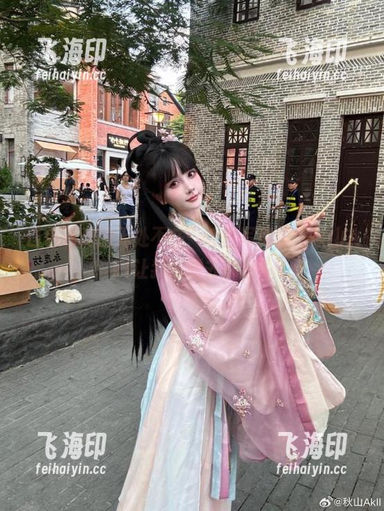 白色时光的无处不在：纯白写真里，秋山AkI让我们滤去杂音…