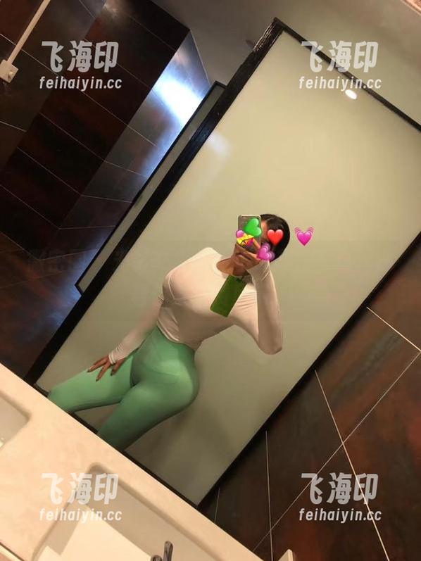 微密圈 - 光影交织，童小芯美腿写真，等着你来免费欣赏！