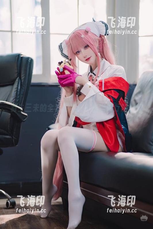 羽生三未的全套写真：小猫咖啡厅的默契对话