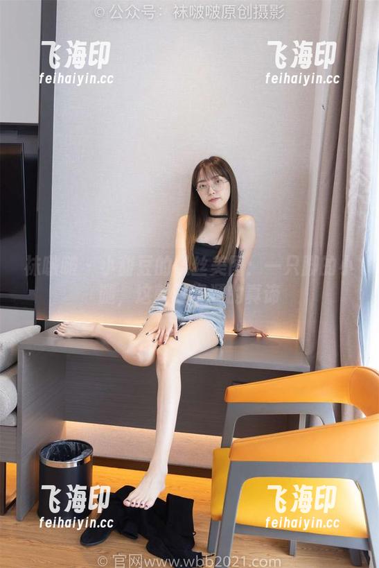 袜啵啵 - 小甜豆的黑丝美图：一只脚的小腿，这就是资源的真谛