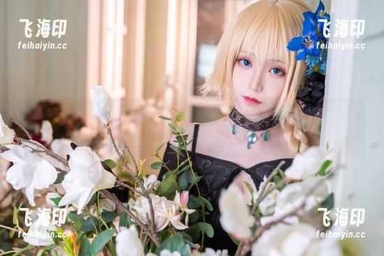 青青子Js的“礼服贞德”cos，让我忍不住想问：她多少个角色的粉丝生日会都能参加了？