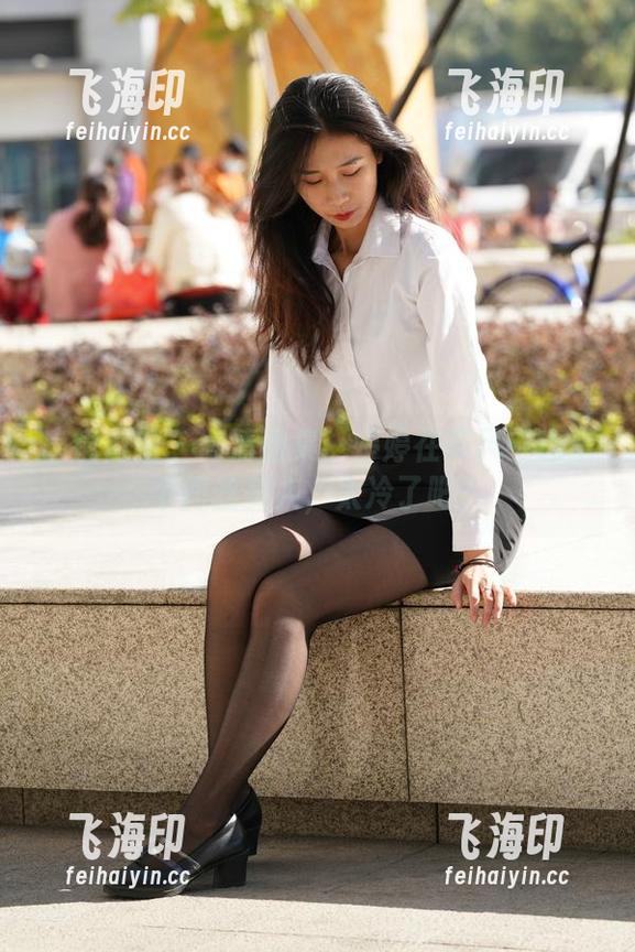 魔镜街拍 - 高清图集：婷婷在寒风中也是个肉丝美人，太冷了吧？