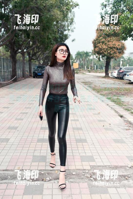 魔镜街拍 - 这种日子不想上班，只想关注婷婷穿的每一件白色吊带连衣裙和那双黑丝腿，原图欢迎分析！