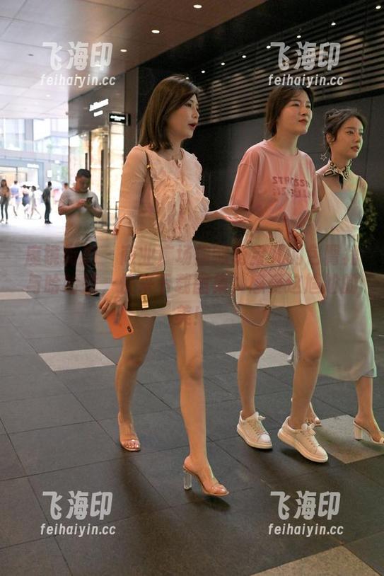 魔镜街拍 - 商业广场俯瞰萌宝儿的包臀裙与哈哈镜，快来下载图集，感受这尴尬的美！