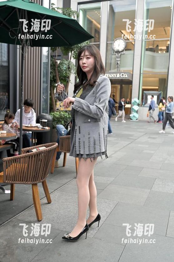 魔镜街拍：这身材，图包里藏着多少不为人知的挑战？